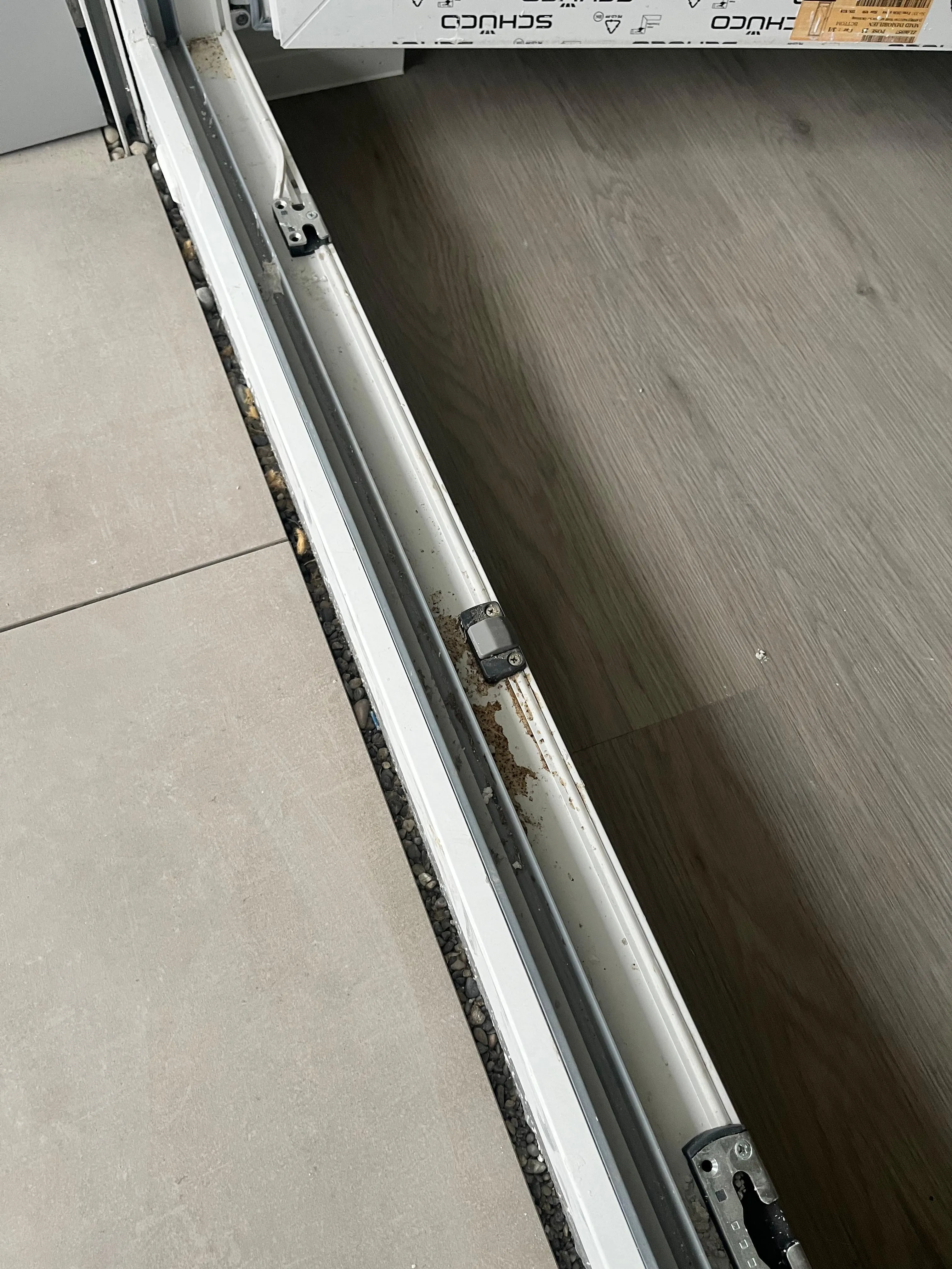 Detailreinigung an Fenstertüren