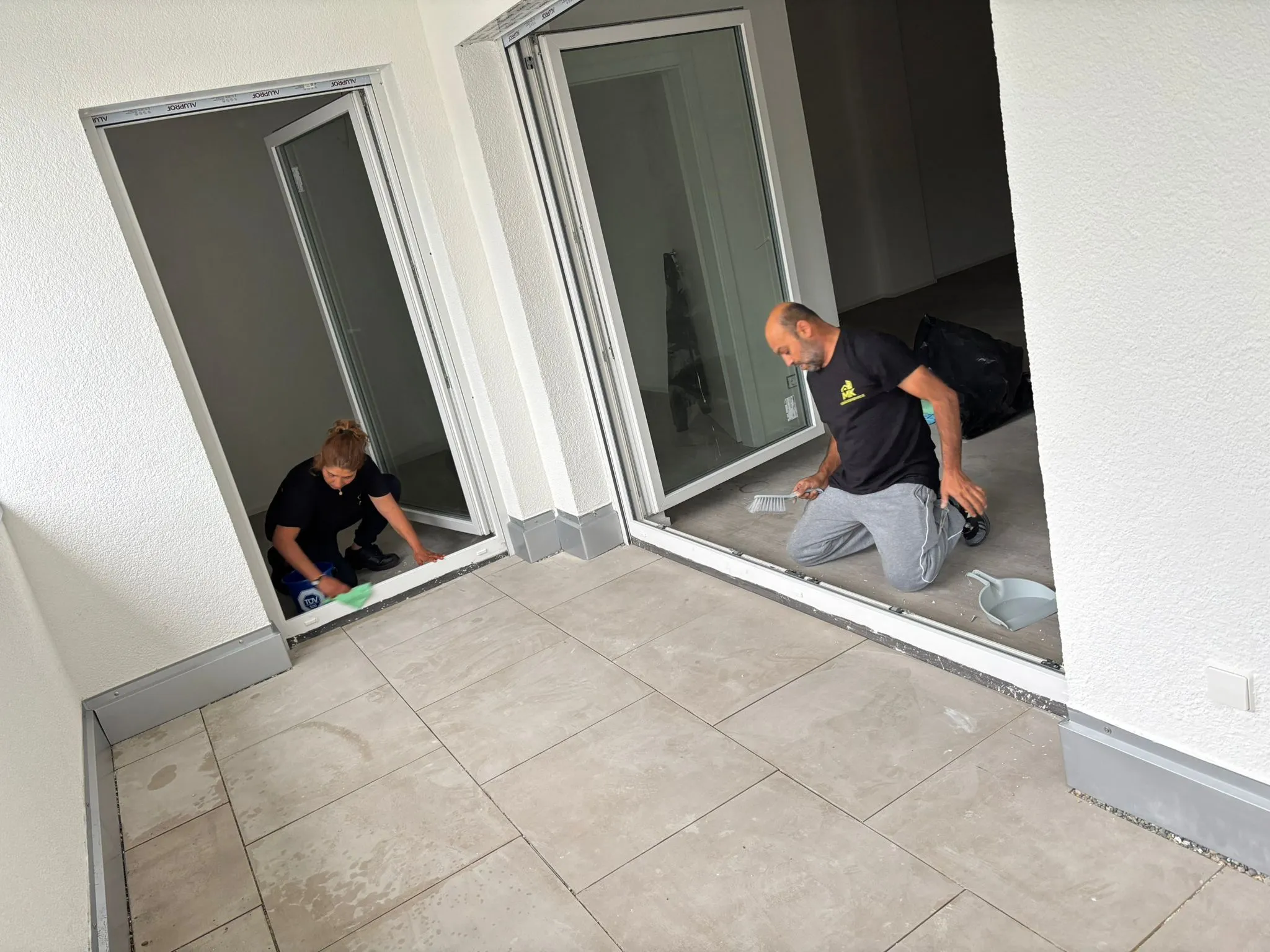 Unser Team bei der Fenster- und Türreinigung auf einer Baustelle