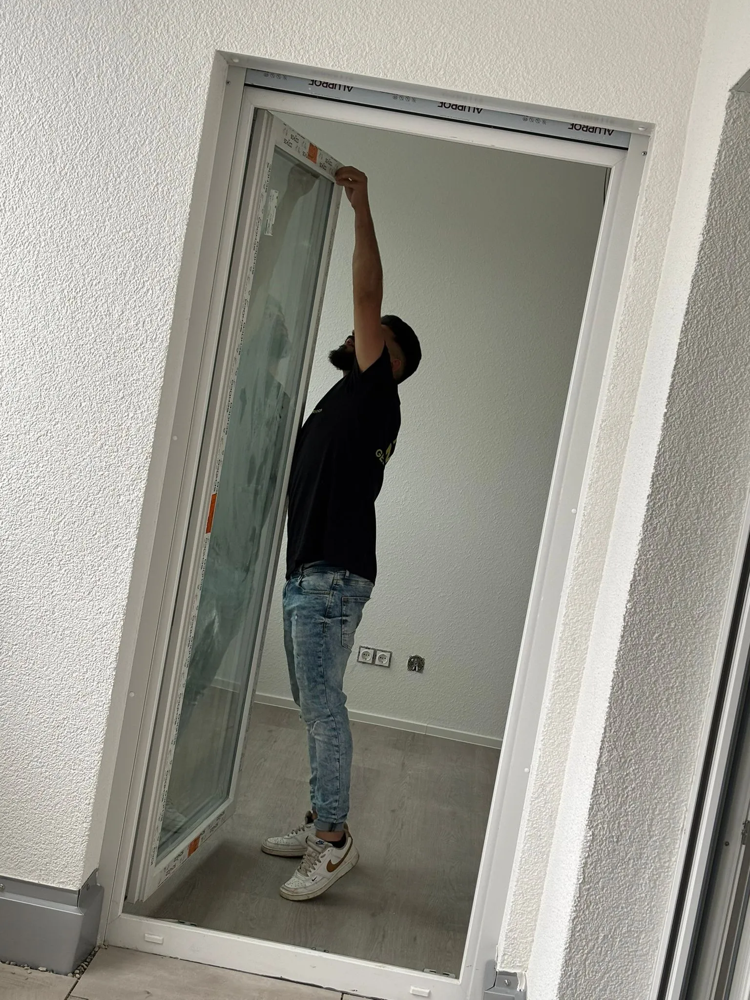 Fensterrahmen wird gereinigt
