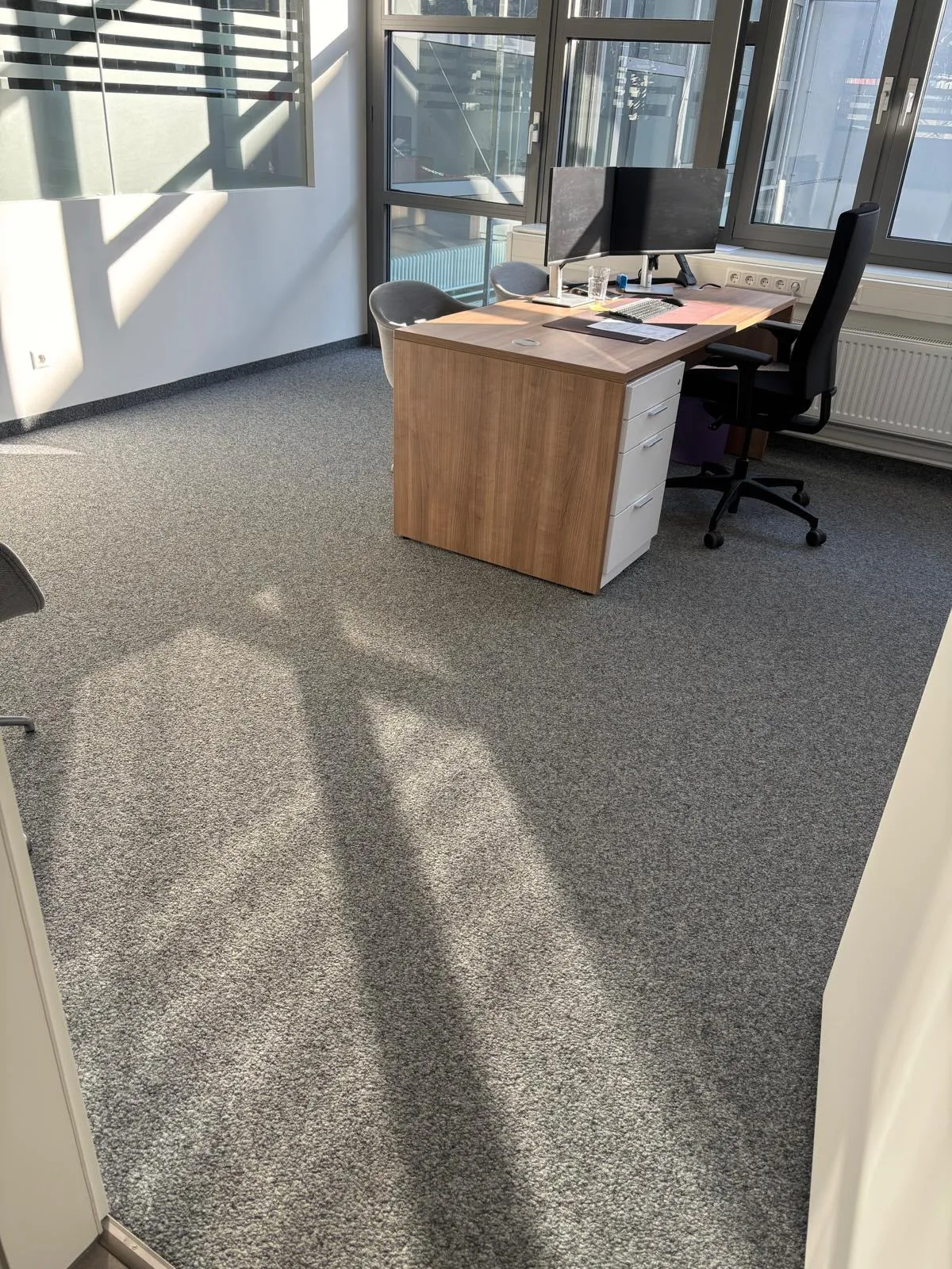 Büroraum mit Teppichboden, gereinigt