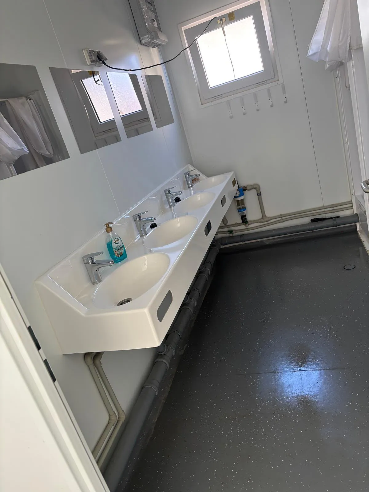 Sanitärcontainer mit mehreren Waschbecken