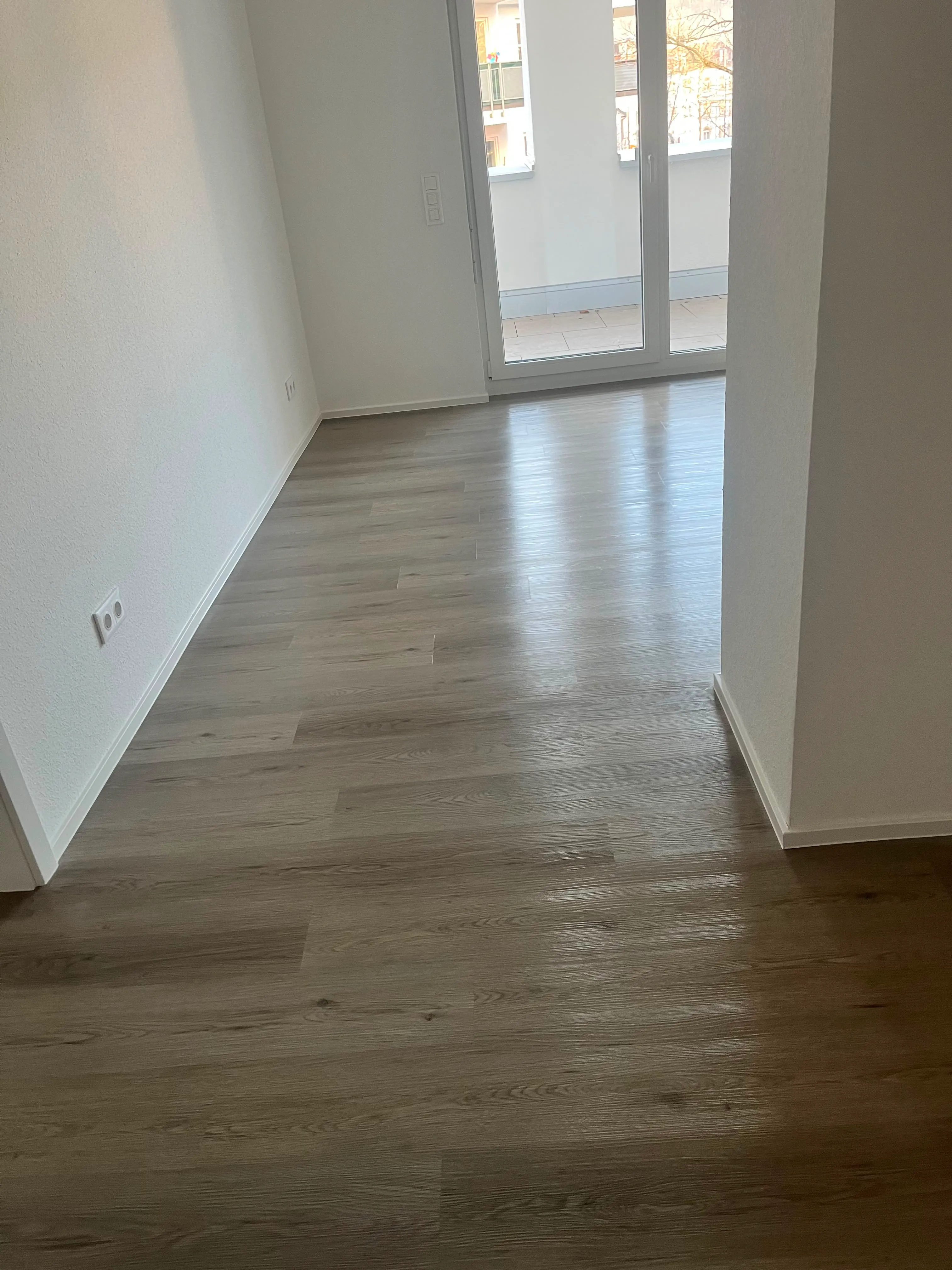 Wohnraum mit Balkonzugang, gereinigt