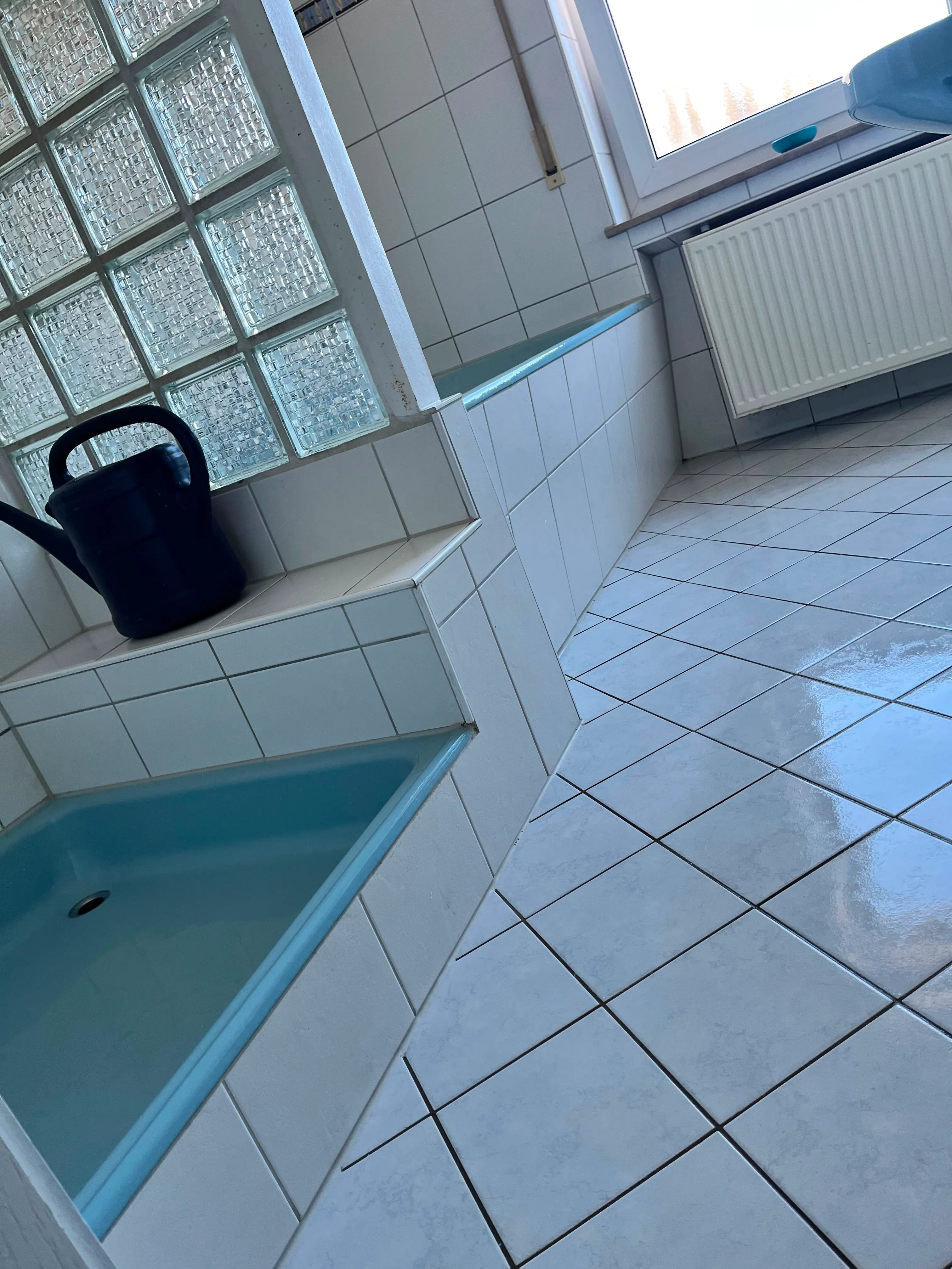 Badewanne mit Glasbausteinfenster