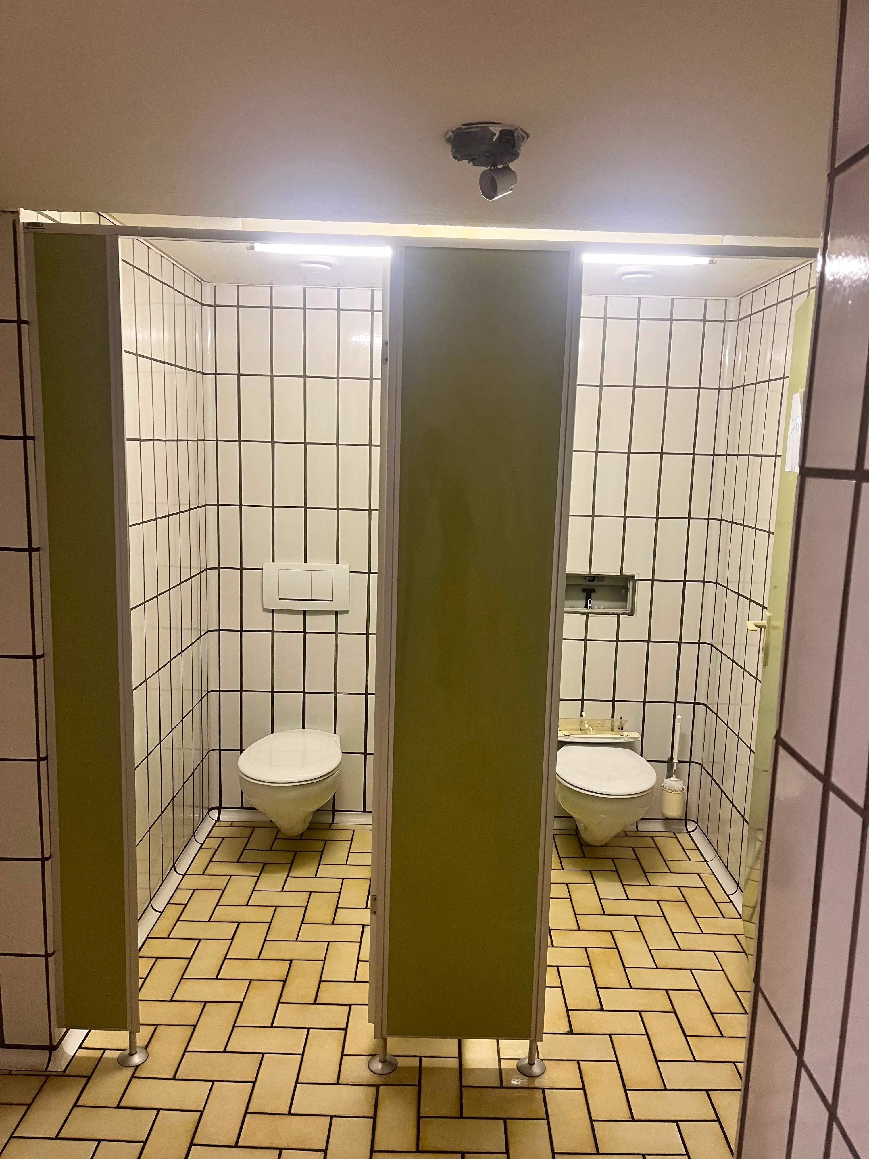 Sanitärbereich mit WC-Kabinen