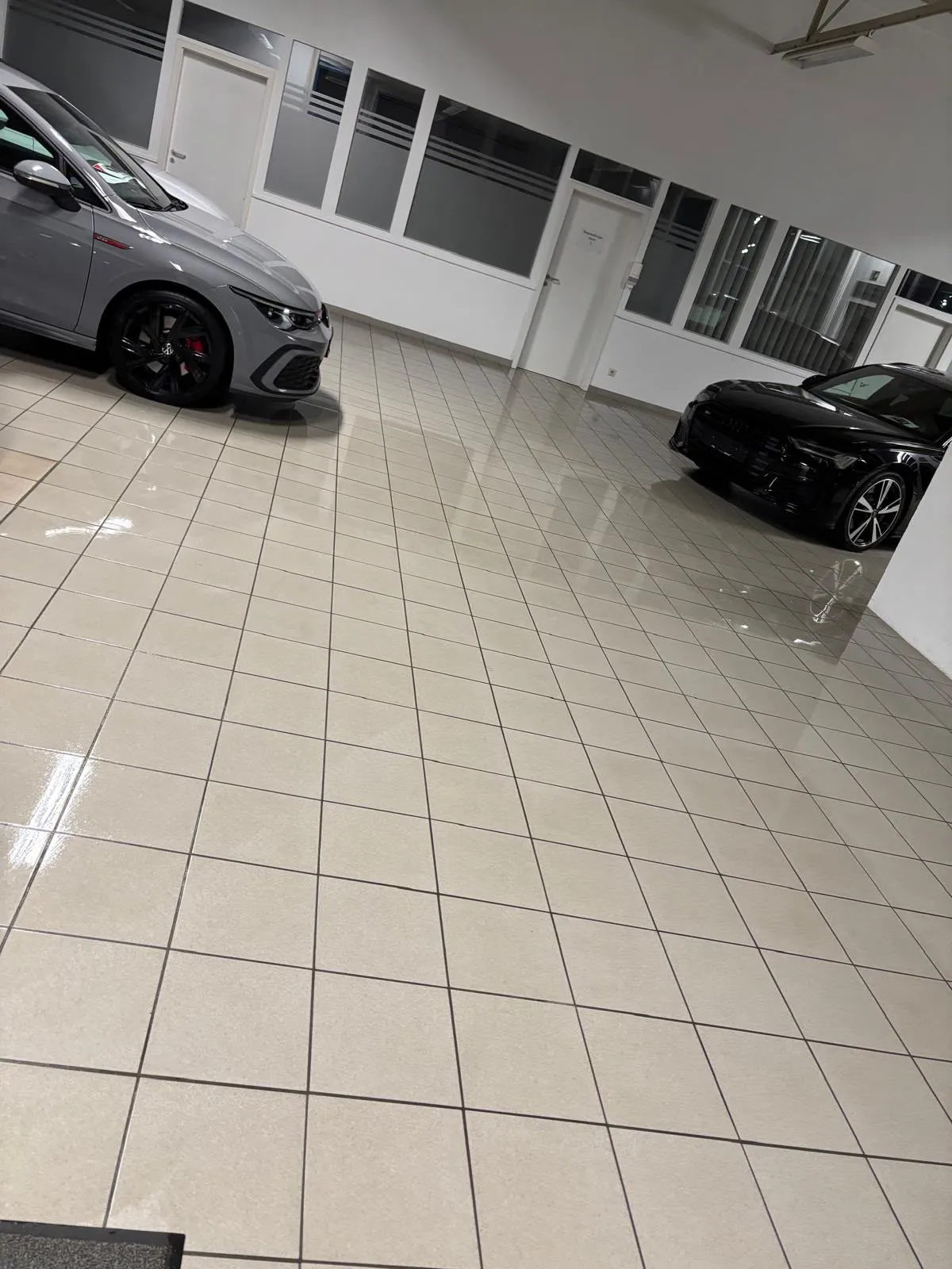 Autohaus-Showroom, Bodenreinigung